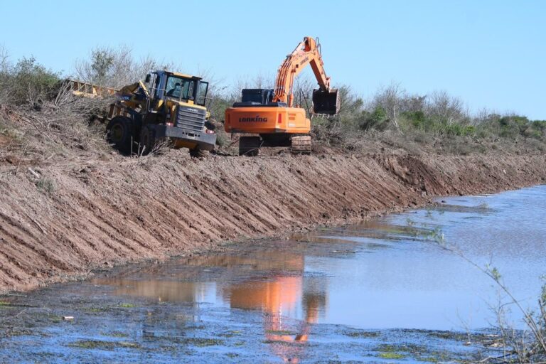 Realizan trabajos de desobstrucción y perfilado en el canal madre de Añatuya