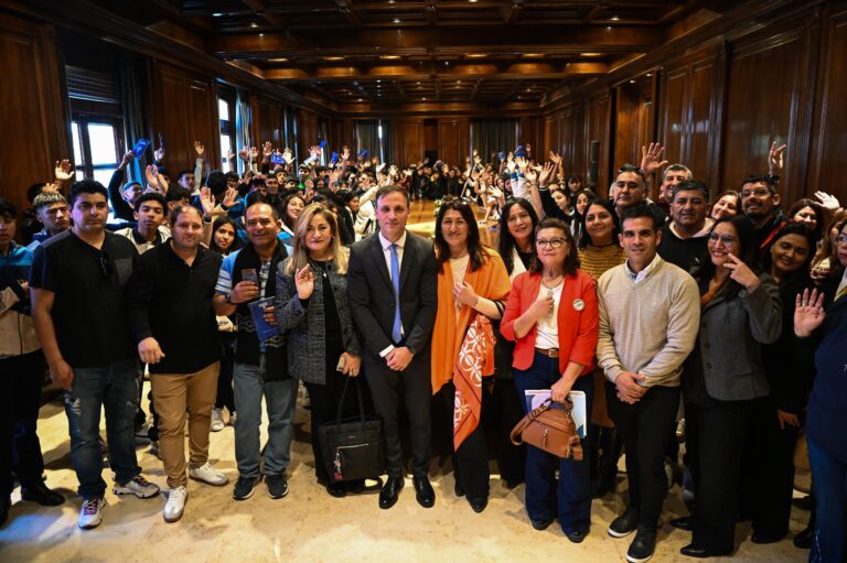 El Jefe de Gabinete recibió en Casa de Gobierno a estudiantes de siete departamentos