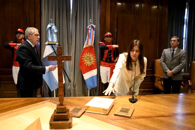 El Gobernador Elías Suárez tomó junramento a la nueva secretaria de Estado de Gestión Economíca Dra. María de los ángeles Montenegro