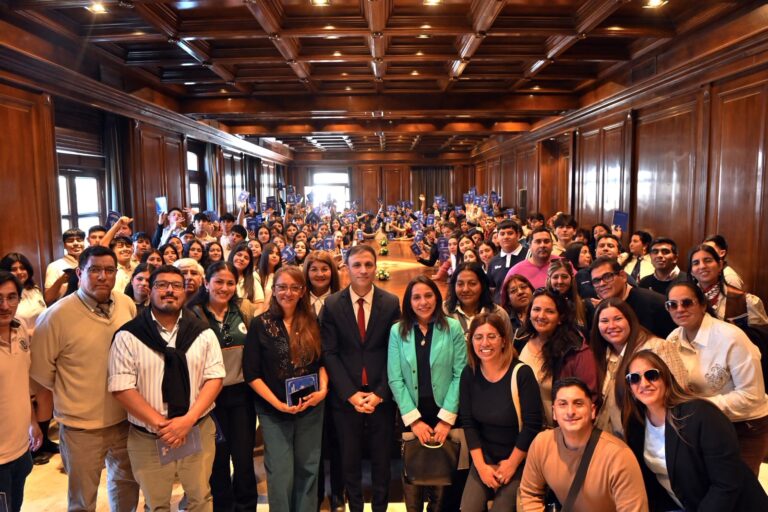 Estudiantes de cinco departamentos visitaron Casa de Gobierno