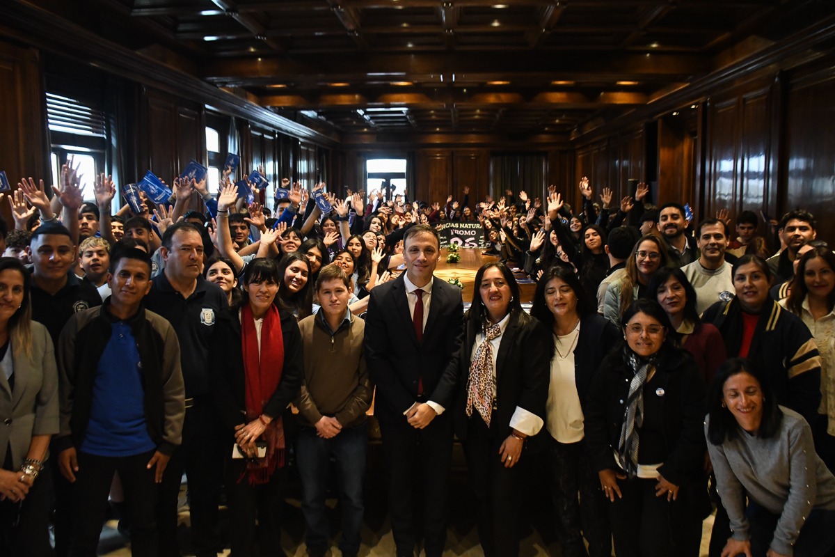Alumnos de los departamentos Copo, Taboda, Robles, Jiménez, Río Hondo y Choya visitaron Casa de Gobierno