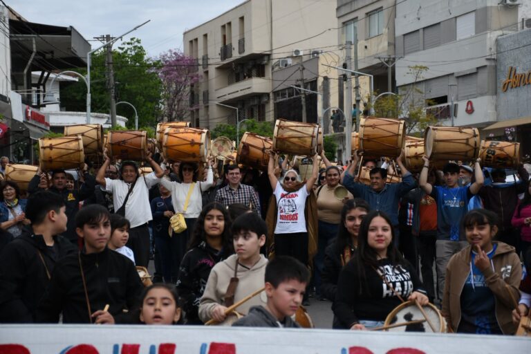 La 6° Marcha de los Bombos unió a turistas y vecinos en Termas