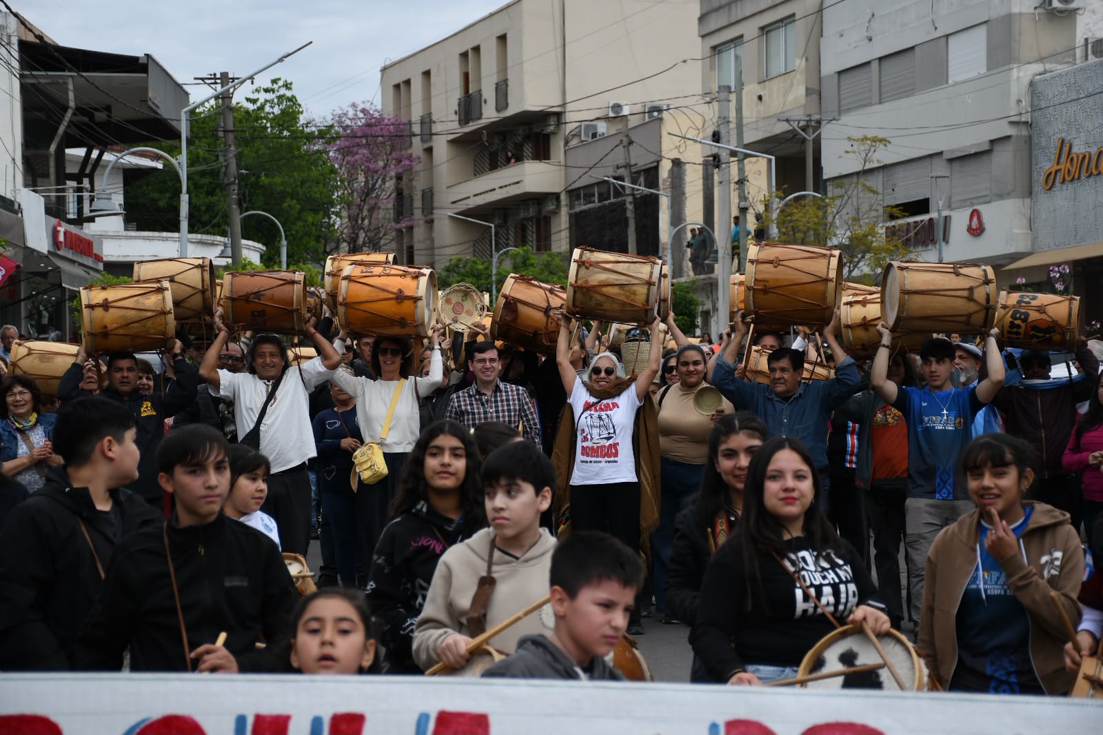 La 6° Marcha de los Bombos unió a turistas y vecinos en Termas