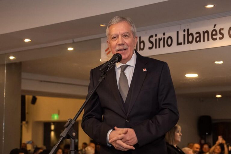 El gobernador Elías Suárez recibió la Distinción Ugarit en la categoría Política