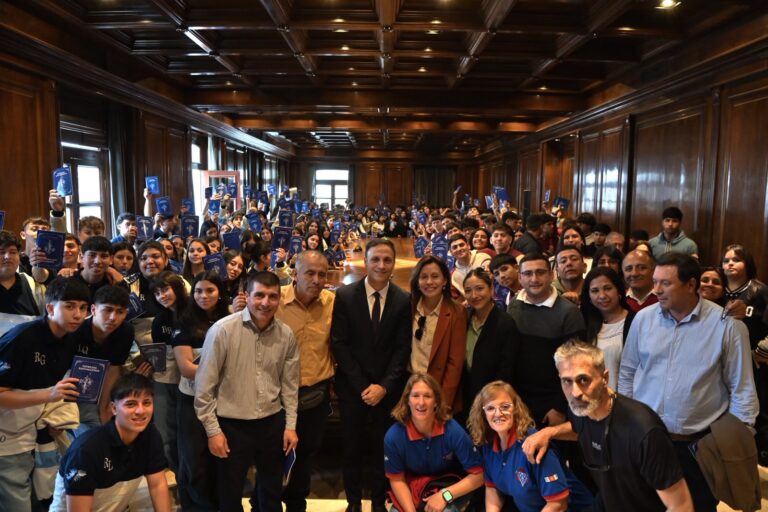 Estudiantes de los departamentos Robles, Capital,Taboada, Rivadavia y Avellaneda visitaron Casa de Gobierno