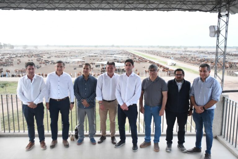 Funcionarios apreciaron el potencial productivo de la provincia en la visita a un feedlot en Fernández