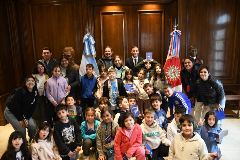 El jefe de Gabinete recibió a estudiantes de Tucumán en Casa de Gobierno
