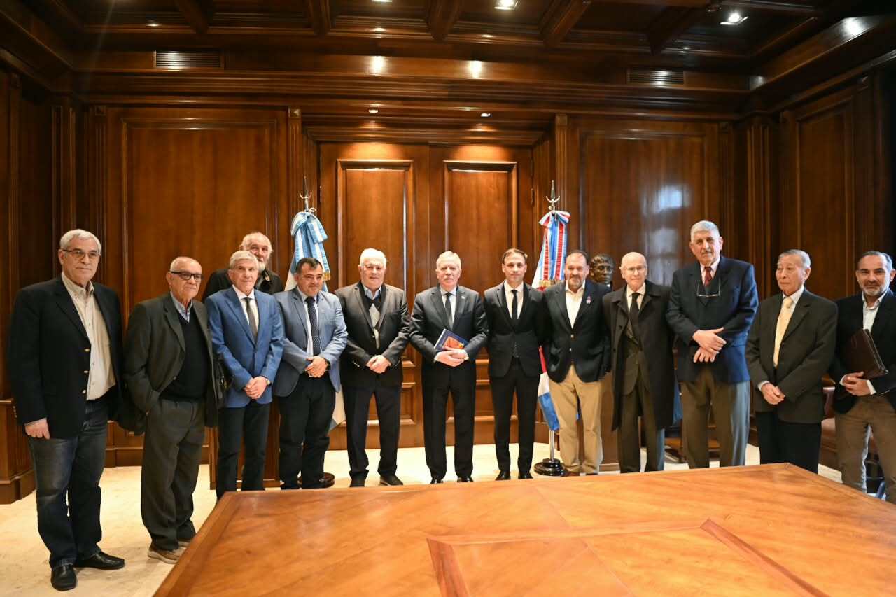 El Gobernador Suárez recibió a autoridades y miembros de la Academia de Ciencias y Artes