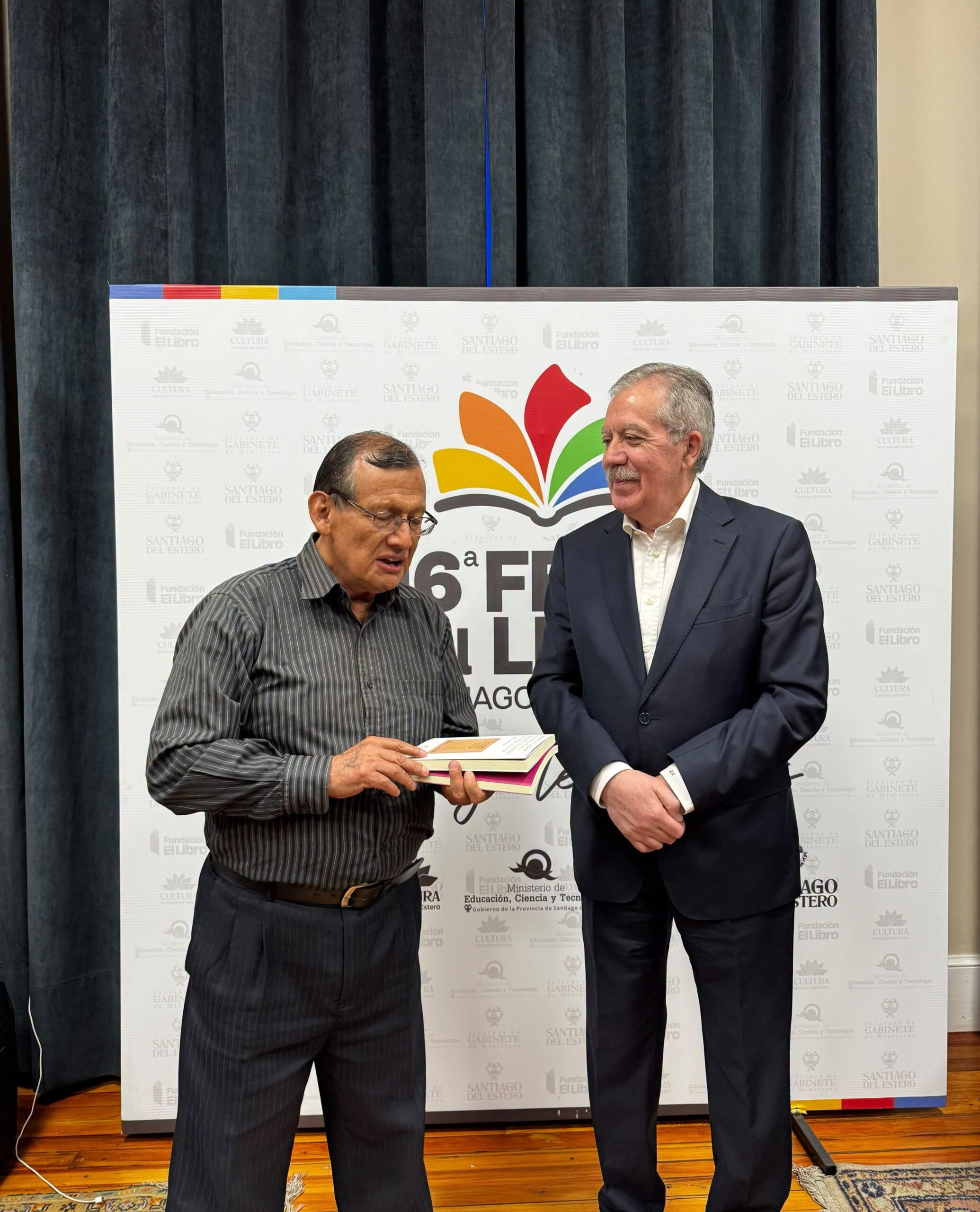 El gobernador Elías Suarez recibió al escritor peruano Pablo Landeo Muñoz en la Feria del Libro