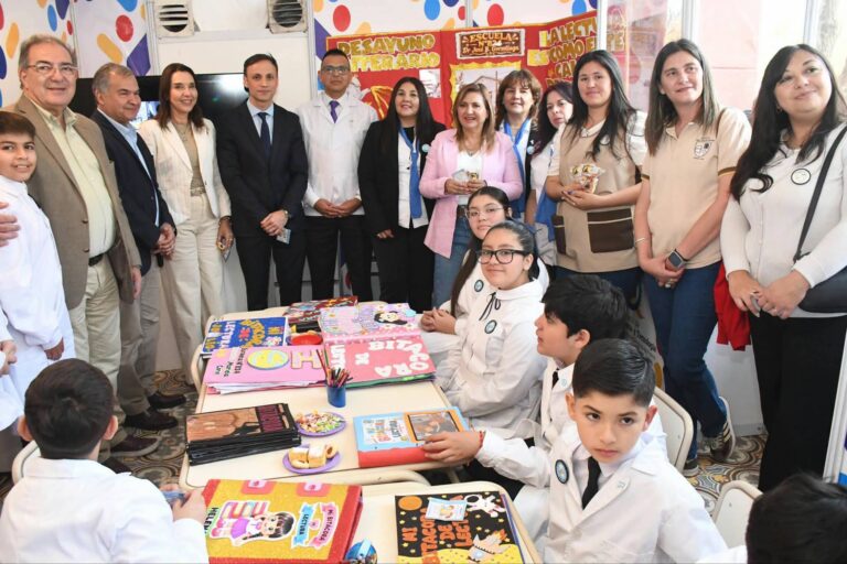 El Jefe de Gabinete junto a la intendente Fuentes y a la ministra Nassif visitaron la Feria del Libro en el CCB