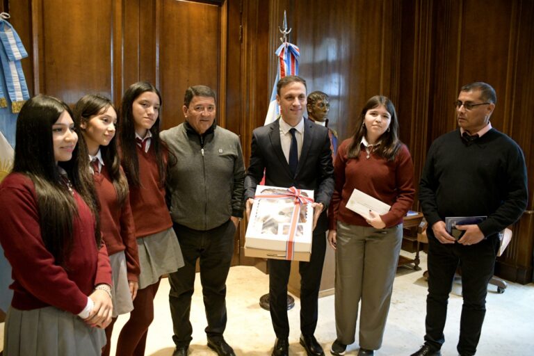 Alumnos de Capital, Robles y Avellaneda visitaron Casa de Gobierno a través del programa conociendo mi provincia