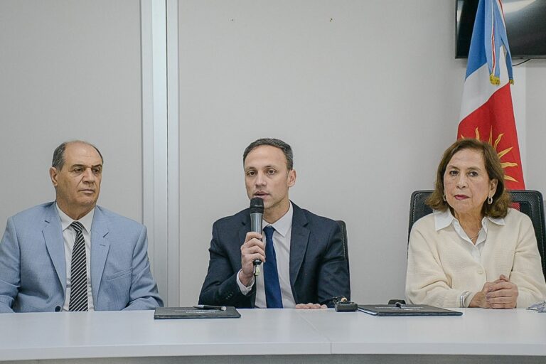 La provincia y el Consejo Médico firmaron un protocolo de asistencia técnica para fortalecer la formación quirúrgica de profesionales de la salud