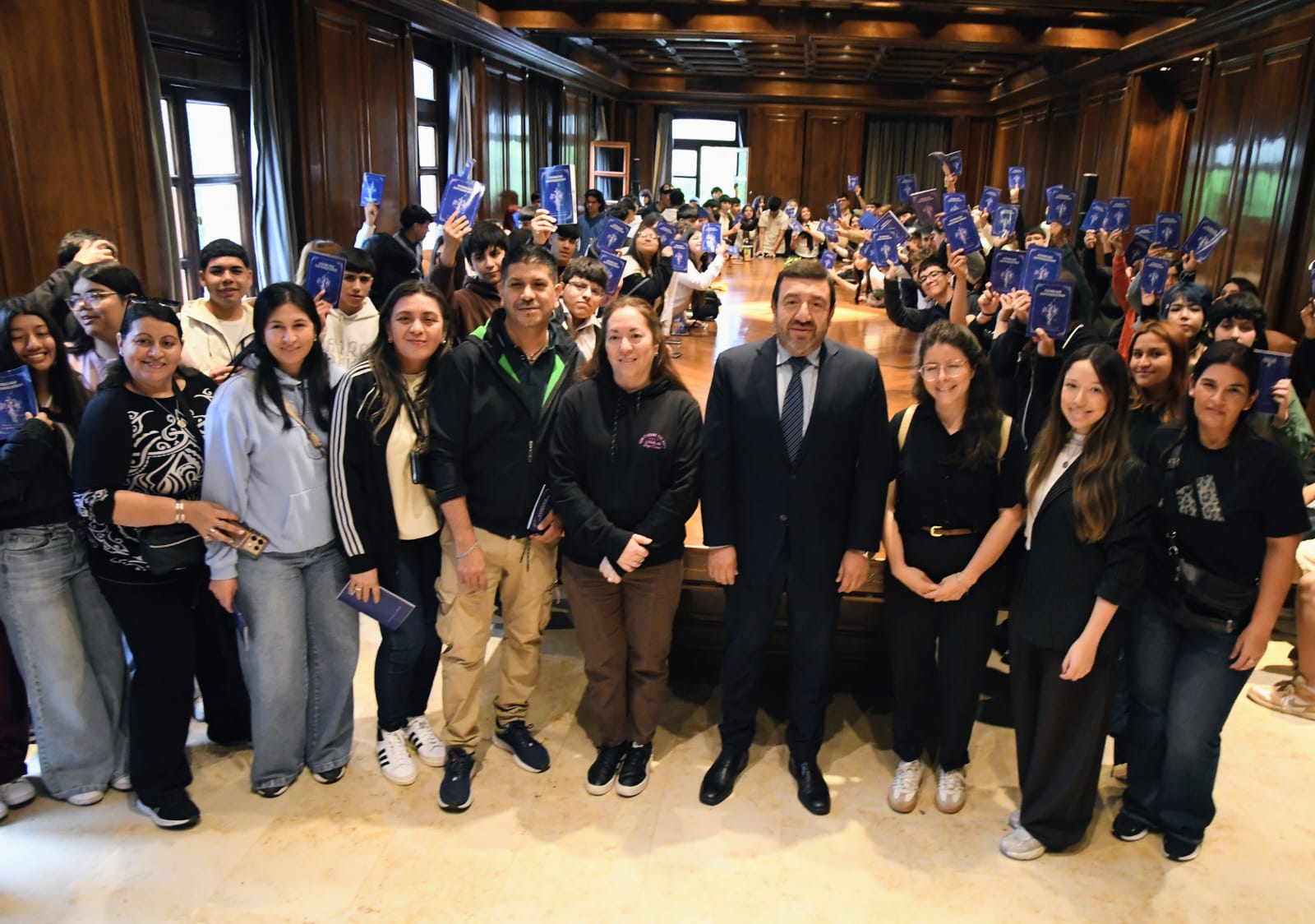 Alumnos de Tucumán y de distintos puntos de Santiago del Estero visitaron Casa de Gobierno