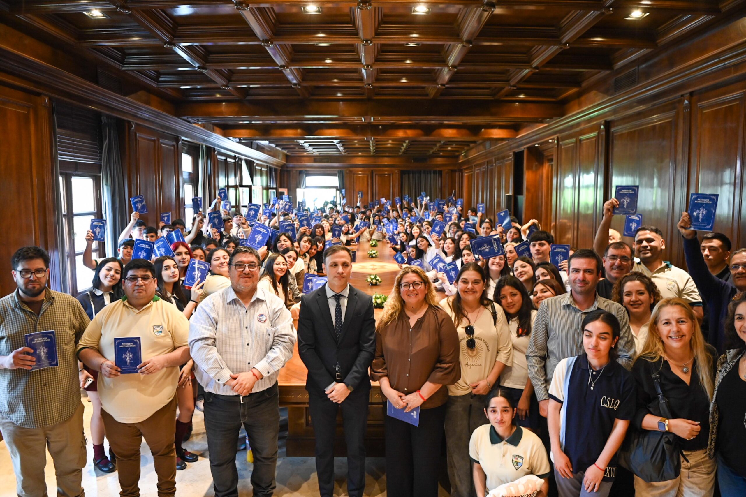 Araujo recibió en Casa de Gobierno a estudiantes de cinco departamentos